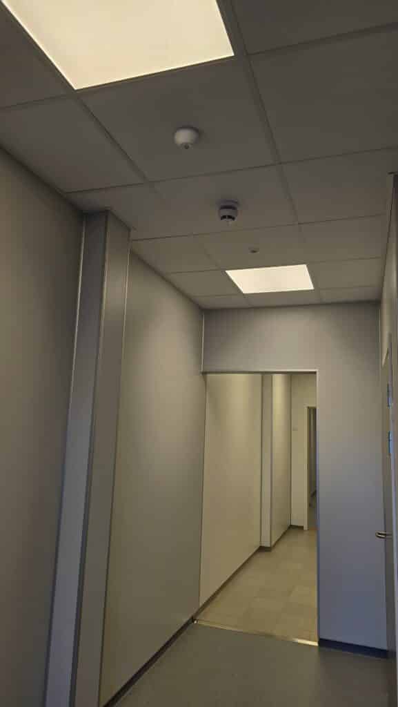 Belysning og tekniske installasjoner i korridor på Hvaler brannstasjon.