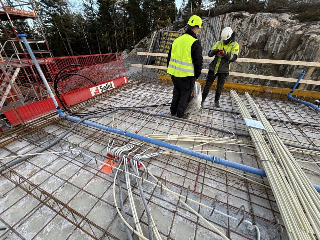 Arbeid på byggeplassen ved Verkslunden, med rørføringer i et armert dekke.