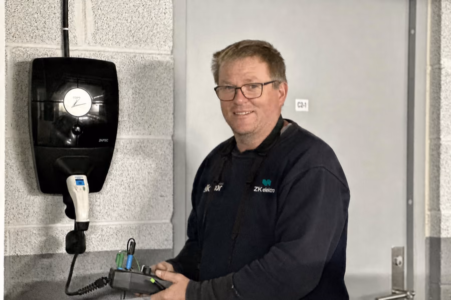 Elektriker fra ZK Elektro kontrollerer en Zaptec elbillader i Østfold.