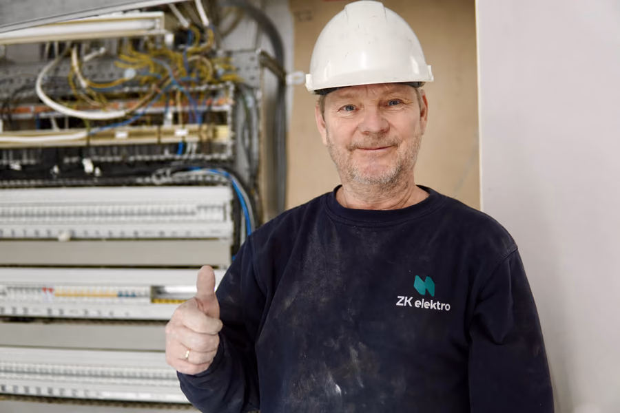 Elektriker fra ZK Elektro arbeider ved sikringsskap i Østfold.