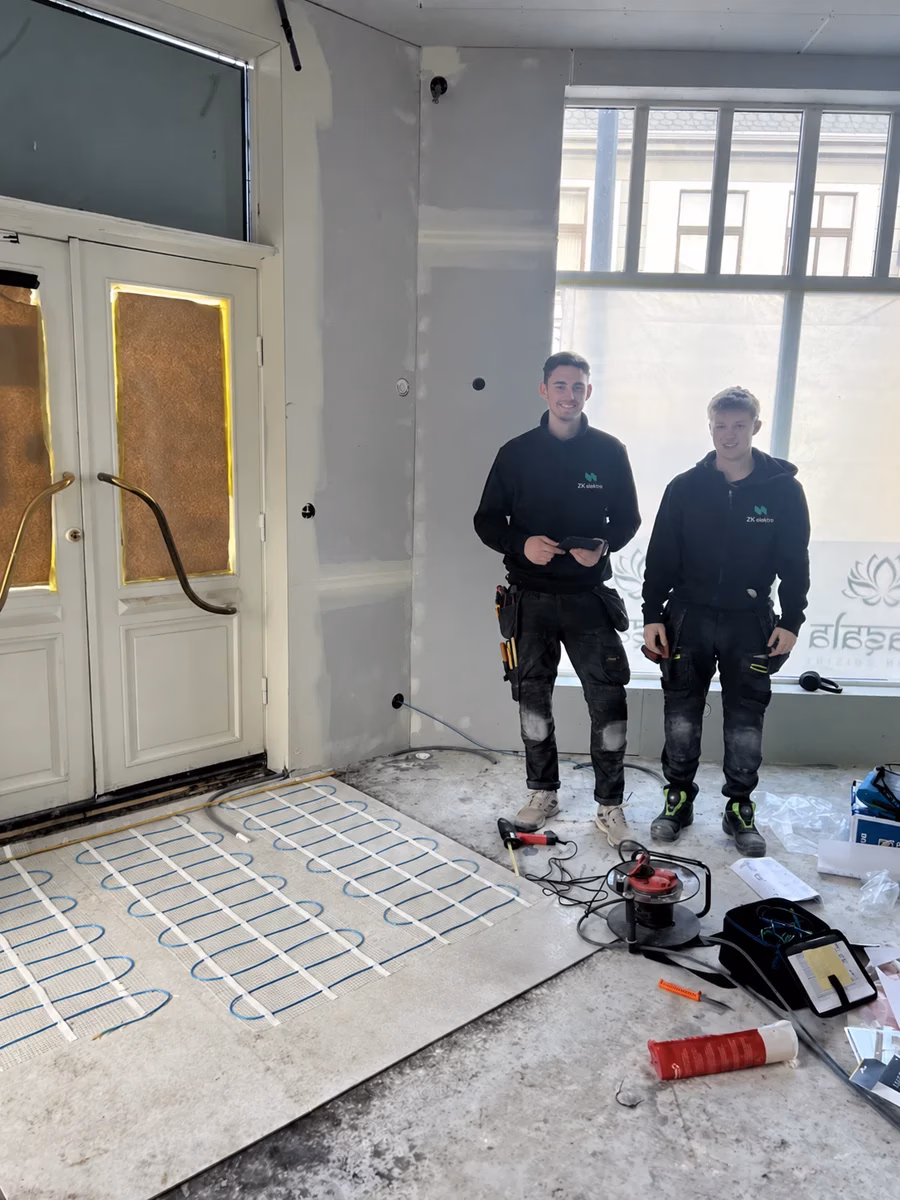 To montører i ZK-profilerte arbeidsklær under elektroarbeid hos Masala i Sarpsborg.