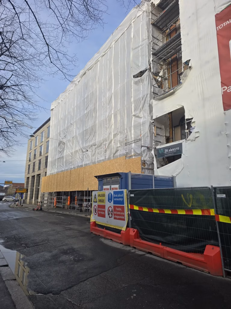 MEF Huset sett fra gaten under rehabiliteringen, med stillas og ZK Elektro-skilt på fasaden.